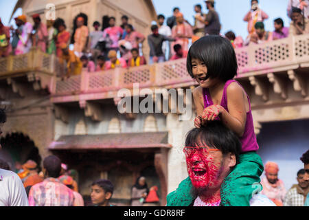 Nandgaon, Indien - 28. Februar 2015: Touristen mit ihren Familien genießen Holi-fest mit den Dorfbewohnern von Farben zu werfen. Stockfoto