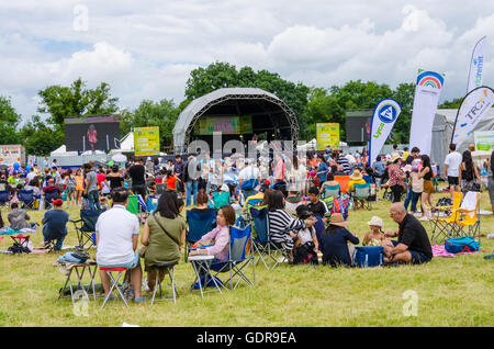 Blick über eine Menge von Menschen auf der Bühne bei The Barrio Fiesta 2016 in London. Stockfoto