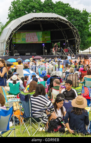 Blick über eine Menge von Menschen auf der Bühne bei The Barrio Fiesta 2016 in London. Stockfoto