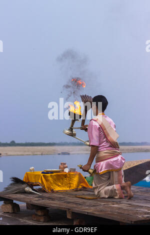 Varanasi, Uttar Pradesh State, Indien - 4. Juli 2014: Hindupriester führt religiöse Ganga Aarti Ritual (Puja) am Ganga Ghat. Stockfoto