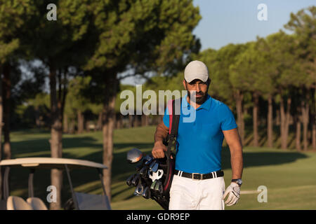 schöne orientalische Golfer Tragetasche und zu Fuß zum nächsten Loch am Golfplatz Stockfoto