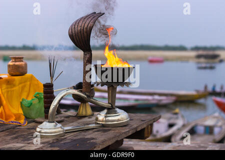 Vorbereitung der Ganga Aarti auf den Ghats von Varanasi, Indien Stockfoto