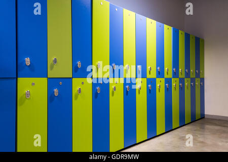 Grüne und blaue Kleidung Umkleidekabine in einem Fitness-Studio oder Sport-center Stockfoto