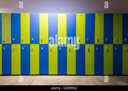 Foto von blauen und grünen Schließfächer In der Turnhalle Stockfoto
