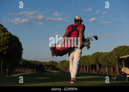 schöne orientalische Golfer Tragetasche Golf und Wandern im Kurs zum nächsten Loch Stockfoto