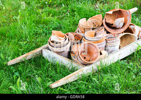 Gebrochene Keramik Blumentopf im Garten Stockfoto