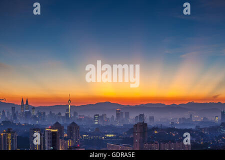 Kuala Lumpur Stadtbild in der Morgendämmerung mit Sonnenstrahlen, gesehen von Mont Kiara, westlich von KL Stockfoto