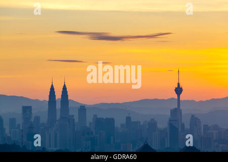 Kuala Lumpur Stadtbild im Morgengrauen, klarer orange Himmel mit minimalen Wolken, westlich von Kuala Lumpur Stockfoto