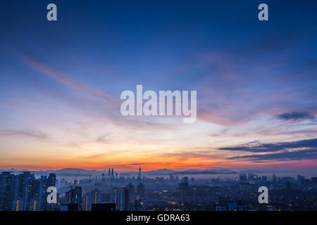 Kuala Lumpur Stadtbild in der Morgendämmerung mit bunten bewölkten Himmel, gesehen von Mont Kiara, westlich von KL Stockfoto