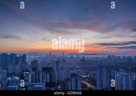 Kuala Lumpur Stadtbild in der Morgendämmerung mit bunten bewölkten Himmel, gesehen von Mont Kiara, westlich von KL Stockfoto