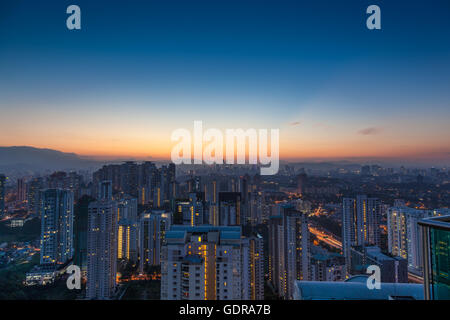 Kuala Lumpur Stadtbild im Morgengrauen, gesehen von Mont Kiara, westlich von Kuala Lumpur, Malaysia Stockfoto