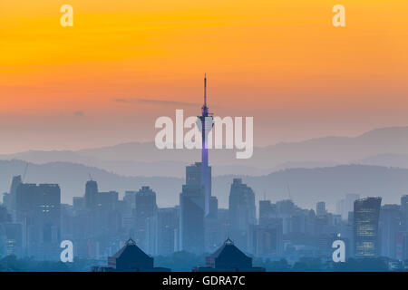 Kuala Lumpur Stadtbild bei Dämmerung, orange Sky. Geschichtete Bodennebel. westlich von Kuala Lumpur betrachtet aus Stockfoto