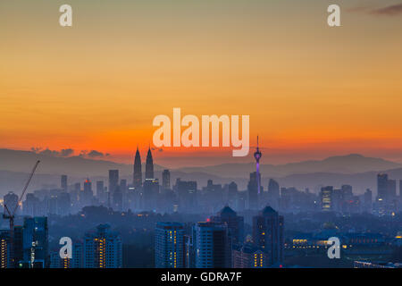 Kuala Lumpur Stadtbild bei Dämmerung, orange Sky. Geschichtete Bodennebel. westlich von Kuala Lumpur betrachtet aus Stockfoto