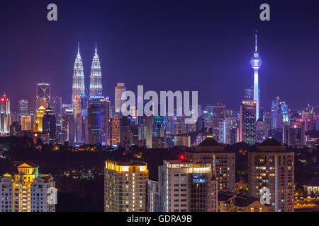 Skyline von Kuala Lumpur pulsierend leuchtet in der Dämmerung, von Westen gesehen Stockfoto