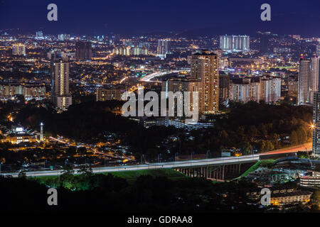 Nördlich von Kuala Lumpur City bei der Abenddämmerung, Nord-Süd-Autobahn im Vordergrund Stockfoto