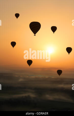 Mehrere Heißluftballons, die Silhouette in der frühen Morgensonne während des Fluges mit nebligen Flecken in das Tal der Könige, E Stockfoto