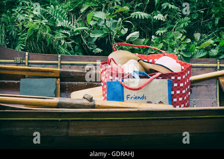 Hüte und Taschen in einem traditionellen Rudern Boot auf der Themse traditionellen Boat Festival, Fawley Wiesen, Henley On Thames, Oxfordshire, England Stockfoto