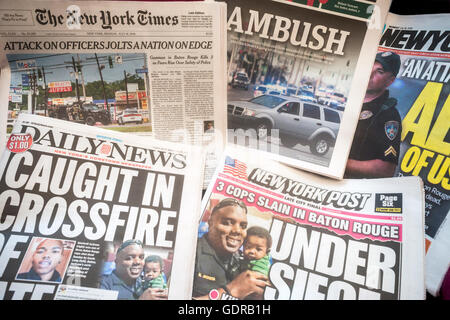 New Yorker Zeitungen auf Dienstag, 19. Juli 2016 berichten an den Vortagen Dreharbeiten Tod von Polizisten in Baton Rouge, Louisiana (© Richard B. Levine) Stockfoto