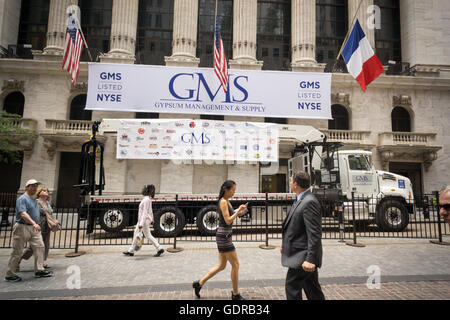 Der New York Stock Exchange ist für Gips Management & liefern (GMS) auf Montag, 18. Juli 2016 eingerichtet.   (© Richard B. Levine) Stockfoto