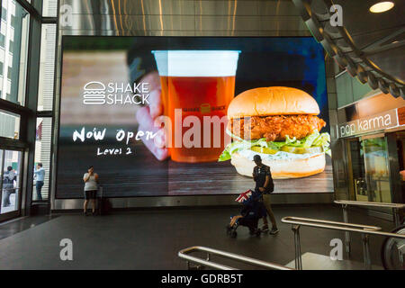 Werbung für das neu eröffnete Shake Shack Restaurant im Zentrum Fulton in Lower Manhattan in New York auf Montag, 18. Juli 2016. (© Richard B. Levine) Stockfoto
