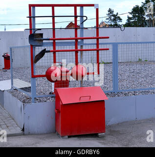 Feuer Schild an der Wand. Primäre Feuerlöschanlagen Ausrüstung gesetzt. Stockfoto
