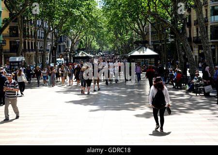 La Rambla ist eine berühmte Fußgängerzone, die der Hafen von Barcelona mit dem Plaça de Catalunya verbindet Stockfoto