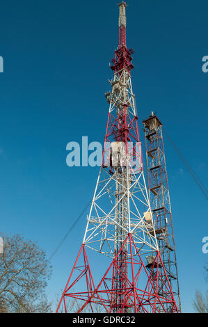 Fernmeldeturm auf einem klaren blauen Himmel Stockfoto