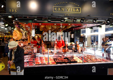 Ein Fleisch-Markt in La Boqueria Verkauf Iberica Wurstwaren. Stockfoto