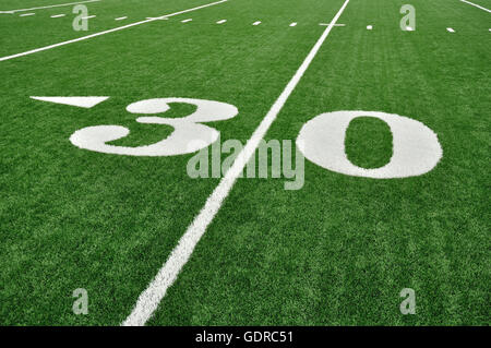 30-Yard-Linie auf American-Football-Feld mit Hash-Zeichen Stockfoto