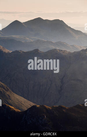 Beinn Sgritheall wird sanft vom Licht des späten Nachmittags beleuchtet, von Sgurr Fhuaran, fünf Schwestern von Kintail aus gesehen Stockfoto