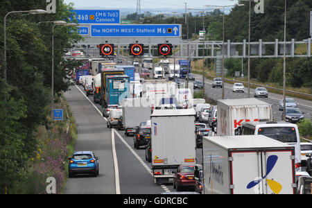 GESTRANDETEN FAHRZEUG MIT STAU UND OBENLIEGENDE GANTRY GESCHWINDIGKEITSBEGRENZUNGEN AUF DER NORTHBOUND M6 AUTOBAHN AUFGESCHLÜSSELT AUTO AUFSCHLÜSSELUNG UK Stockfoto