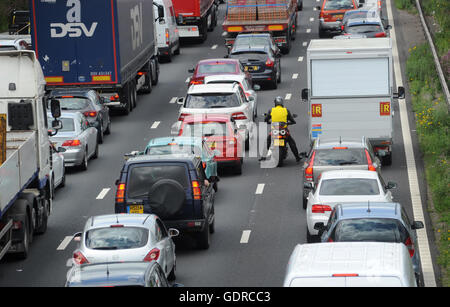 STAU UND FILTERUNG MOTORRADFAHRER AUF DER NORTHBOUND M6 AUTOBAHN IN DER NÄHE VON STAFFORD RE MOTORRAD AUTOBAHNEN STAUS STRAßE UK Stockfoto