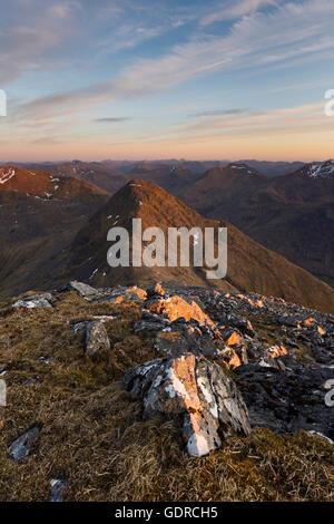 Sgurr Na Carnach und Sgurr Na Ciste Duibhe darüber hinaus im letzten Licht des Tages Stockfoto