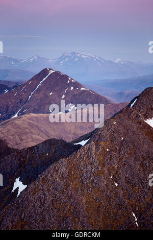 Der formschöne Gipfel von Sgurr an Lochain während der blauen Stunde, von den fünf Schwestern von Kintail aus gesehen Stockfoto