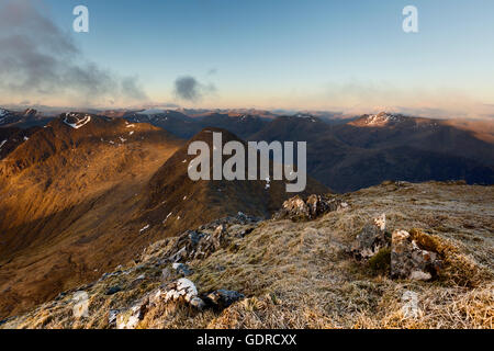 Zunächst Licht beleuchtet die Hänge der Sgurr Na Ciste Duibh und der Kamm von fünf Schwestern Kintail Stockfoto