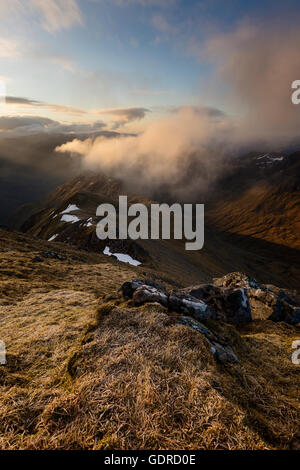 Sonnenstrahlen über Gleann Lichd bei Sonnenaufgang, fünf Schwestern von Kintail Stockfoto