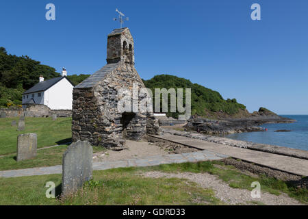 Die Überreste der St. Brynach Kirche in Cwm-yr-Eglwys, Pembrokeshire. Die Kirche wurde aufgegeben, nach dem großen Sturm von 1856. Stockfoto