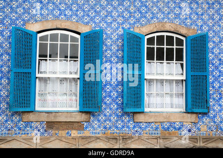 Haus bedeckt mit Azulejos (Fliesen), Ouro Preto, UNESCO-Weltkulturerbe, Minas Gerais, Brasilien, Südamerika Stockfoto