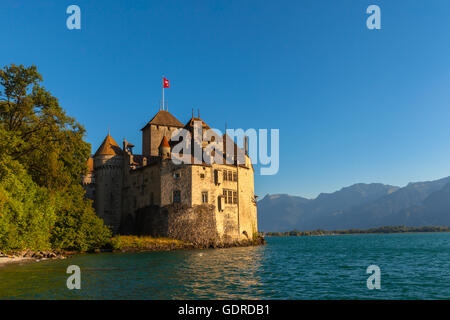 Schöne Aussicht auf das Schloss Chillon in der Abenddämmerung in der goldenen Sonne am Ufer des Genfer See, Montreux, Kanton Waadt, Switz Stockfoto