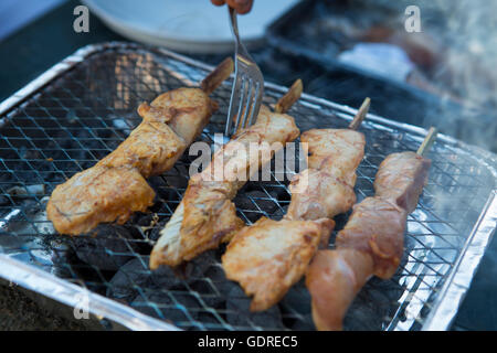 Hühnerfleisch auf einem Holzkohle Grill gefeuert Stockfoto