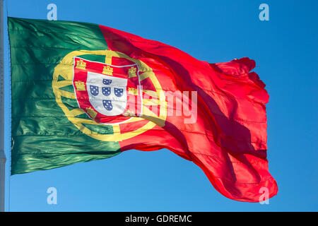 wehende Flagge der Republik Portugal, Lissabon, Distrikt Lissabon, Portugal, Europa, Reisen, Reisefotografie, Travel, Travel Stockfoto