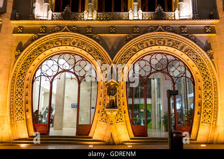 Jugendstil-Fassade Estação Ferroviária do Rossio, Santa Justa - Lisboa Bahnhof do Rossio, Lissabon, Stadtteil von Lissabon, Portugal, Stockfoto