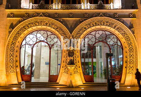 Jugendstil-Fassade Estação Ferroviária do Rossio, Santa Justa - Lisboa Bahnhof do Rossio, Lissabon, Stadtteil von Lissabon, Portugal, Stockfoto