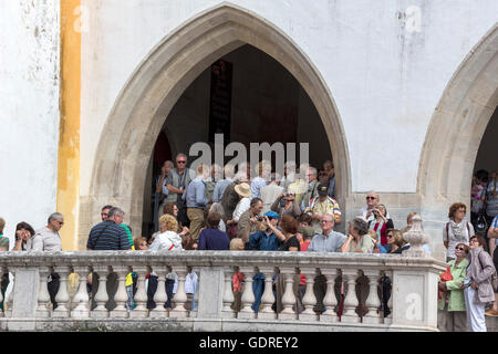 Massentourismus, crush, der Palacio Nacional da Pena-Palast, Sintra, Sintra-Cascais, Grande Lisboa, Lissabon, Portugal, Europa, Sintra Stockfoto