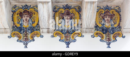 Bemalte Fliesen mit weiblichen Köpfen im Art Nouveau Stil Azulejos, Lissabon, Lissabon, Portugal, Europa, Sintra, Lissabon, Lissabon, Portugal Stockfoto