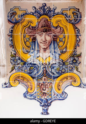 Bemalte Fliesen mit weiblichen Köpfen im Art Nouveau Stil Azulejos, Lissabon, Lissabon, Portugal, Europa, Lissabon, Lissabon, Stockfoto