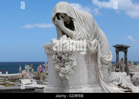 Skulptur Frau Trauer über Verlust von Angehörigen ein, alten San Juan, Puerto Rico, Altstadt, alten Friedhof Stockfoto