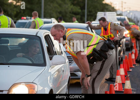 Las Vegas, Nevada - Polizei richten Sie eine Nüchternheit Checkpoint auf Las Vegas Valley Drive, Alkohol- oder Drogenmissbrauch Beeinträchtigung wird gesucht. Stockfoto