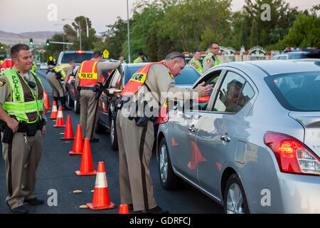Las Vegas, Nevada - Polizei richten Sie eine Nüchternheit Checkpoint auf Las Vegas Valley Drive, Alkohol- oder Drogenmissbrauch Beeinträchtigung wird gesucht. Stockfoto