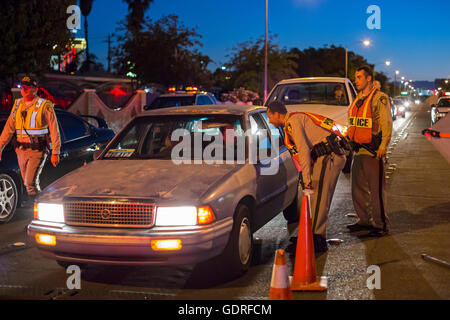 Las Vegas, Nevada - Polizei richten Sie eine Nüchternheit Checkpoint auf Las Vegas Valley Drive, Alkohol- oder Drogenmissbrauch Beeinträchtigung wird gesucht. Stockfoto